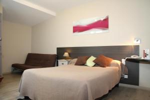 Postel nebo postele na pokoji v ubytování Hotel Saint Germain