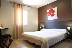 Postel nebo postele na pokoji v ubytování Hotel Saint Germain