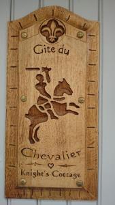 ein Holzschnitttafel mit Zeichnungen von Tieren darauf in der Unterkunft Le Gite du Chevalier in Loches