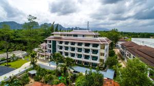 een uitzicht op een gebouw in een stad bij Wanarom Residence Hotel in Krabi town