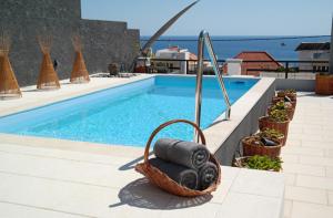 un cesto di asciugamani posto accanto alla piscina di Quinta B. a Funchal