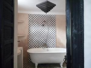 uma casa de banho com uma banheira branca num quarto em Riad Gaya em Marraquexe mais 49 fotografias