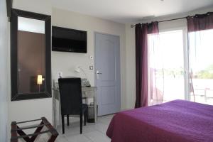 Postel nebo postele na pokoji v ubytování Hotel Saint Germain
