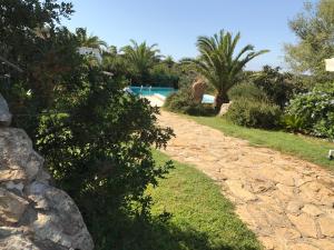 Bazén v ubytování villa Orchidee Sardegna nebo v jeho okolí