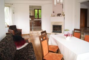 a dining room with a table and chairs and a fireplace at Gościniec Klejnot in Borowo