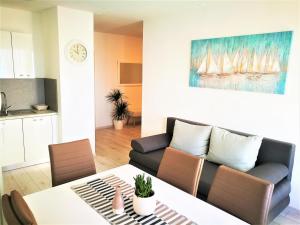 sala de estar con sofá y mesa en Apartment Vita en Rijeka