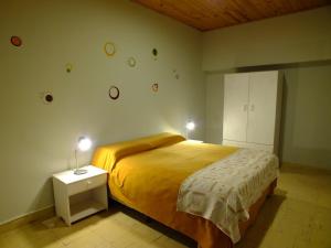 1 dormitorio con 1 cama y 1 mesa con lámpara en Hostal Amalaya en Salta