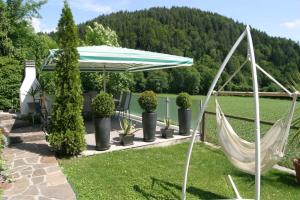 A garden outside Ferienhaus Blümel inkl. freier Strandbadeintritt