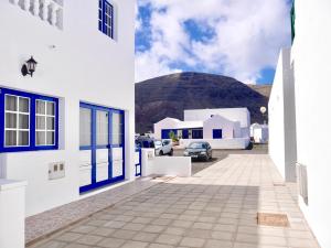 a view of a building with a mountain in the background at Casa Suso & casa Margarita in Orzola