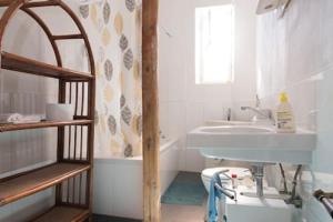 ein Badezimmer mit Waschbecken und Badewanne in der Unterkunft Zimmer in Kaiserslautern in Kaiserslautern