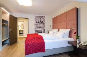 Ein Bett oder Betten in einem Zimmer der Unterkunft Gasthof Goldener Fisch