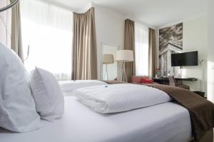 1 cama blanca grande en una habitación de hotel en Gasthof Goldener Fisch, en Lienz