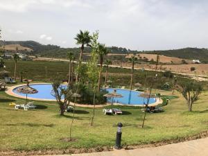 Bazén v ubytování Lilac Gardens Resort nebo v jeho okolí