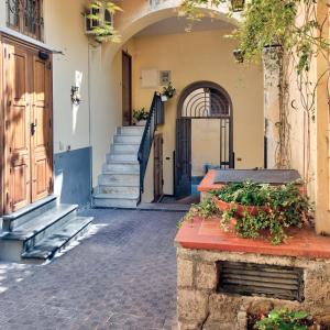 索倫托的住宿－索倫托庫瑞迪住宿加早餐旅館，通往大楼的入口,设有楼梯和门