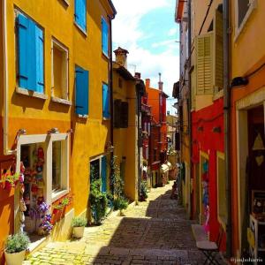 een steegje in een oude stad met kleurrijke gebouwen bij Casa 39 Apartments in Rovinj