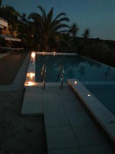 Bazén v ubytování villa Orchidee Sardegna nebo v jeho okolí