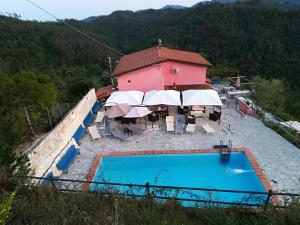 una casa con piscina accanto a un edificio di I Gelsi e i Castagni a Polverara