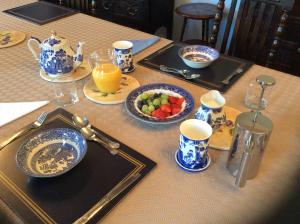 una mesa con platos azules y blancos de comida. en Mill Farm B&B en Great Ayton