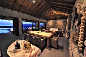 ein Esszimmer mit Tisch und Stühlen in der Unterkunft Villa Molivos Views in Mythimna