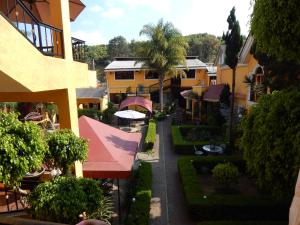 una vista aérea de un patio de un complejo en Hotel Farah en Nuevo San Juan Parangaricutiro