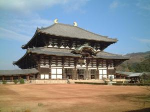 un gran edificio con techo en un campo en Machiya no Yado Gu en Nara