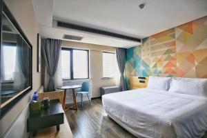 ein Hotelzimmer mit einem Bett und einem Tisch in der Unterkunft Atourlight Hotel Xi'an University City Store in Xi'an