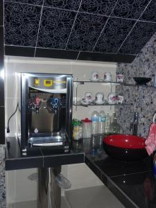 kuchnia z blatem i ekspresem do kawy w obiekcie Hotel Paka INN w mieście Paka