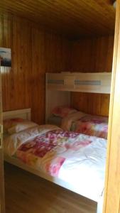 سرير أو أسرّة في غرفة في Gite des 3 bouleaux