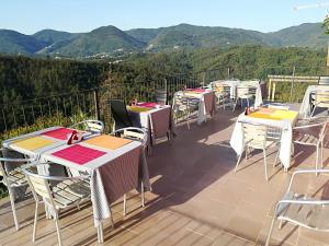 Vista generica sulle montagne o vista sulle montagne dall'interno dell'agriturismo
