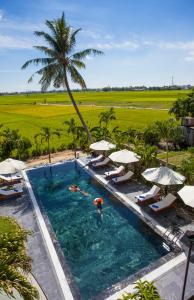 una vista aérea de una piscina con sombrillas en Hoi An Four Seasons Villa en Hoi An