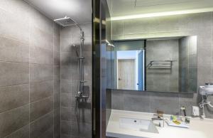 Koupelna v ubytování Thira Hotel