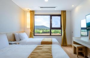 Postel nebo postele na pokoji v ubytování Thira Hotel
