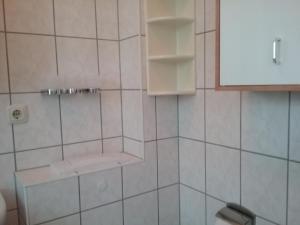 オストゼーバート・ゼリンにあるHaus Granitzの白いタイル張りのバスルーム(シャワー付)