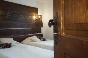 A bed or beds in a room at Pisanata House