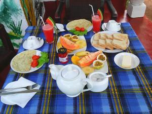 una mesa con una bandeja azul de comida. en Bentota Orchid House, en Bentota 47 fotos más
