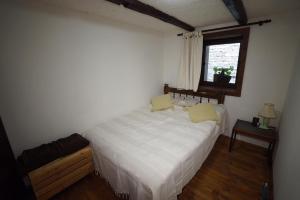 A bed or beds in a room at Pisanata House