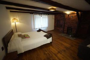 A bed or beds in a room at Pisanata House