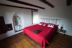 A bed or beds in a room at Pisanata House