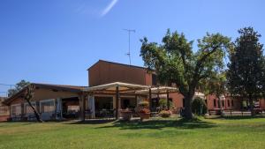 a building with a tree in front of it at Antico Casale Le Fossate in Giove