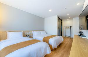 Postel nebo postele na pokoji v ubytování Thira Hotel