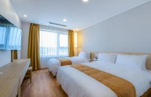 Postel nebo postele na pokoji v ubytování Thira Hotel