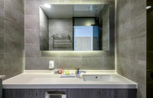 Koupelna v ubytování Thira Hotel