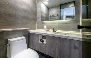 Koupelna v ubytování Thira Hotel