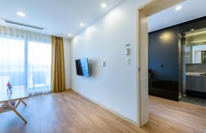 TV a/nebo společenská místnost v ubytování Thira Hotel