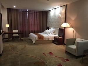 Llit o llits en una habitació de Alxa Left Badain Jaran Hotel