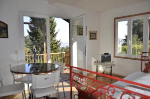 a room with a balcony with a table and chairs at Ha Mar ao Luar in Setúbal