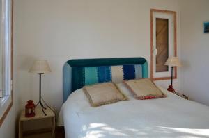 a bedroom with a bed with two pillows on it at Ha Mar ao Luar in Setúbal