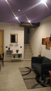 a living room with purple ceilings and a couch at Piazza Castello in Santo Stefano Quisquina