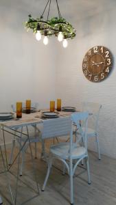 ヒホンにあるTierra Encantadaのダイニングルームテーブル(椅子付)、壁掛け時計