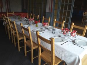 a long table with plates and napkins on it at Le Logis du Pré Braheux in Saint-Nabord